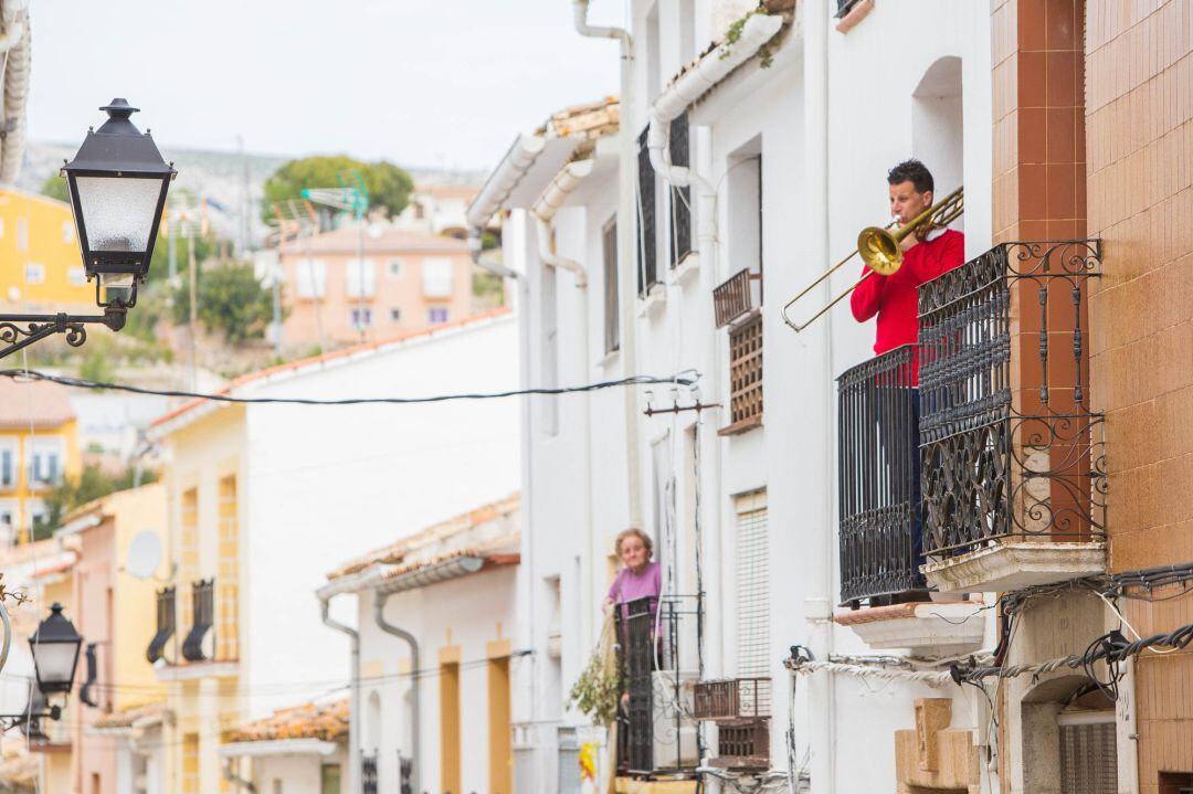 El músico David Pont toca desde su balcón 
 