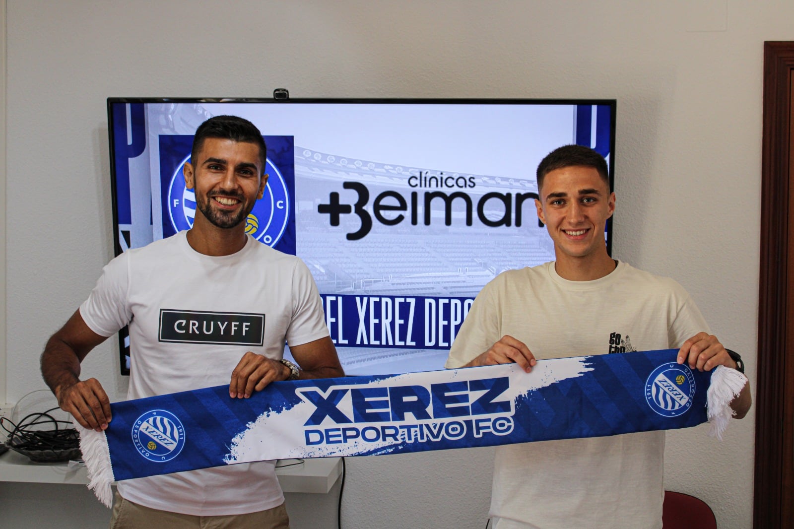 Jovanovic y Mika posando con la bufanda del Xerez DFC