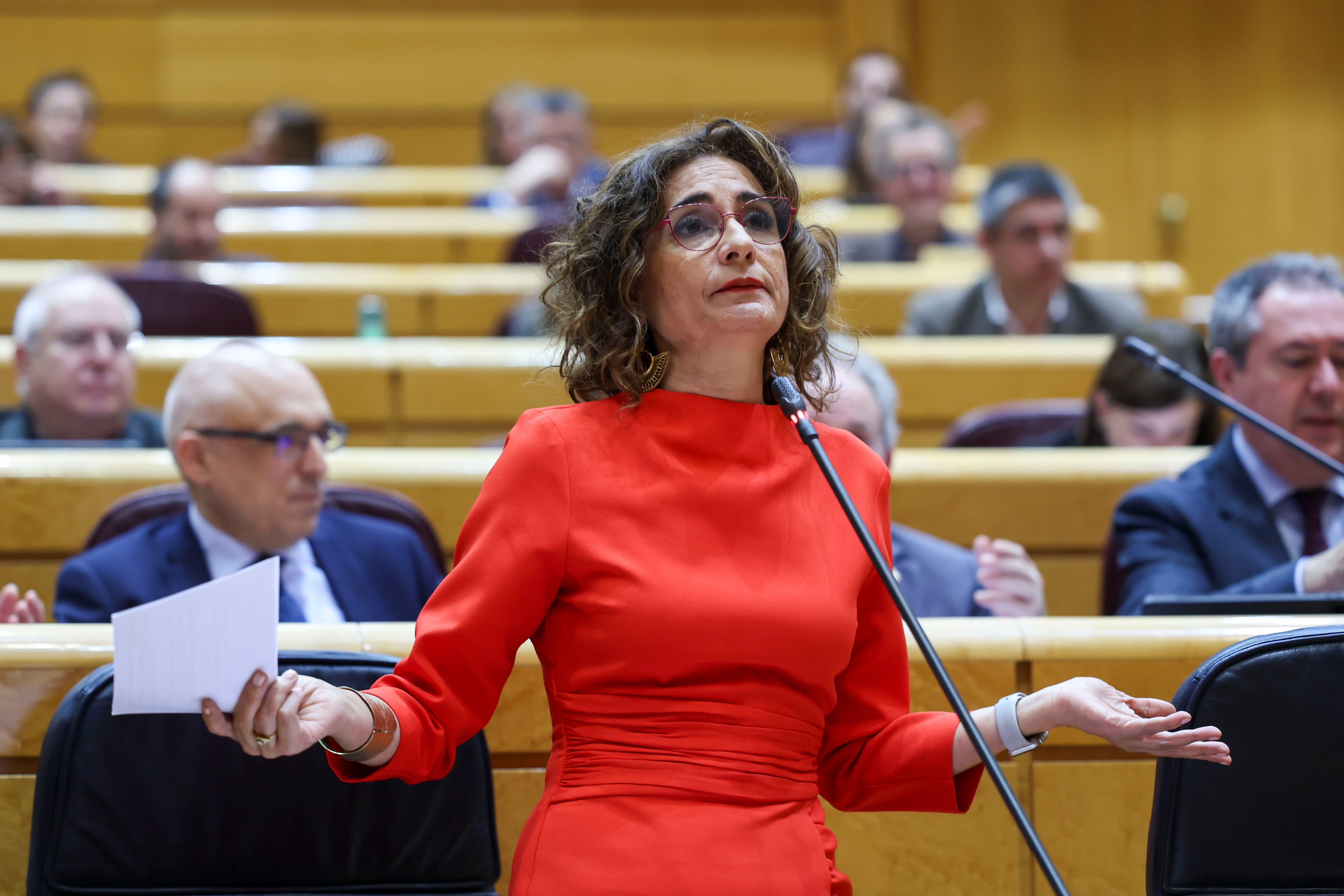 La vicepresidenta del Gobierno María Jesús Montero interviene en la sesión del control al Gobierno que celebra el pleno del Senado este martes.