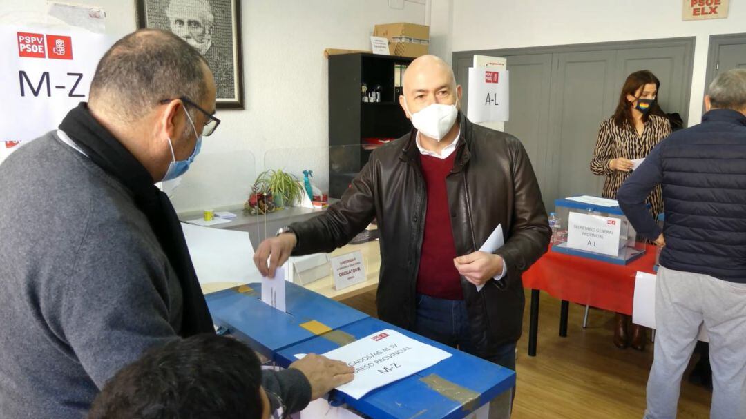 Alejandro Soler votando