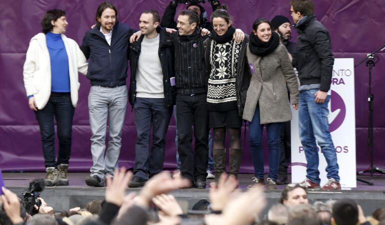 El secretario general de Podemos, Pablo Iglesias, junto a otros miembros del partido como Carolina Bescansa, Luis Alegre, Juan Carlos Monedero e Íñigo Errejón, en la Puerta del Sol de Madrid