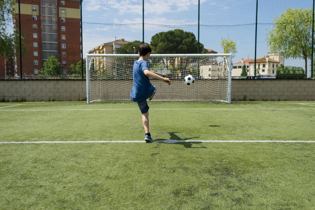 Niño jugando al fútbol (archivo)