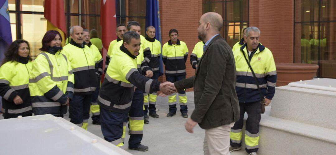 El alcalde, Jorge García, saluda a los nuevos trabajadores