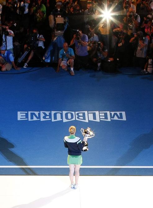 La belga Kim Clijsters posa con el trofeo de ganadora del Open de Australia