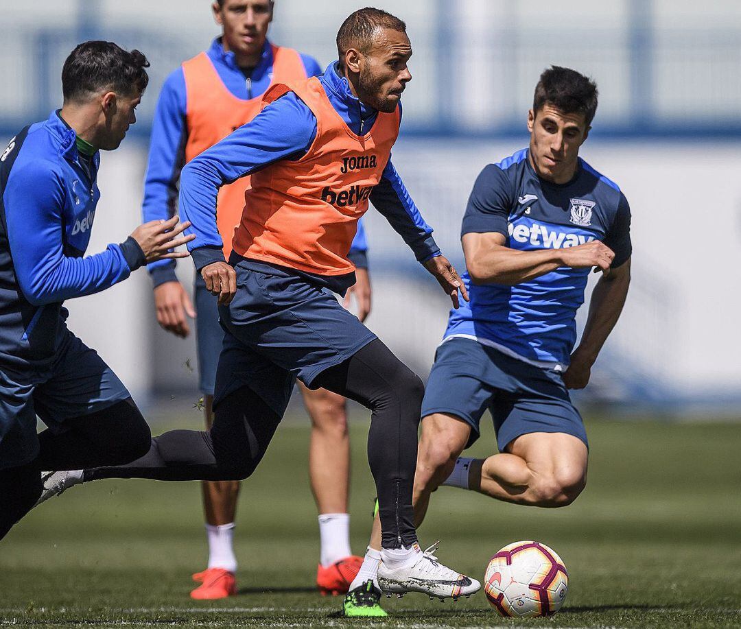 Unai Bustinza (d) durante un momento de una sesión de entrenamientos de esta semana.