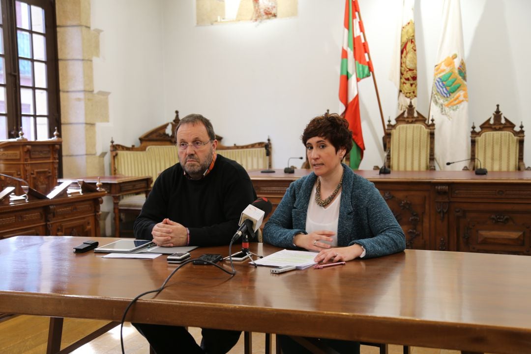 Txomin Sagarzazu, alcalde de Hondarribia y Arantxa Berrotaran dan cuenta de los próximos pasos para la elaboración del I Plan de Igualdad del municipio. 