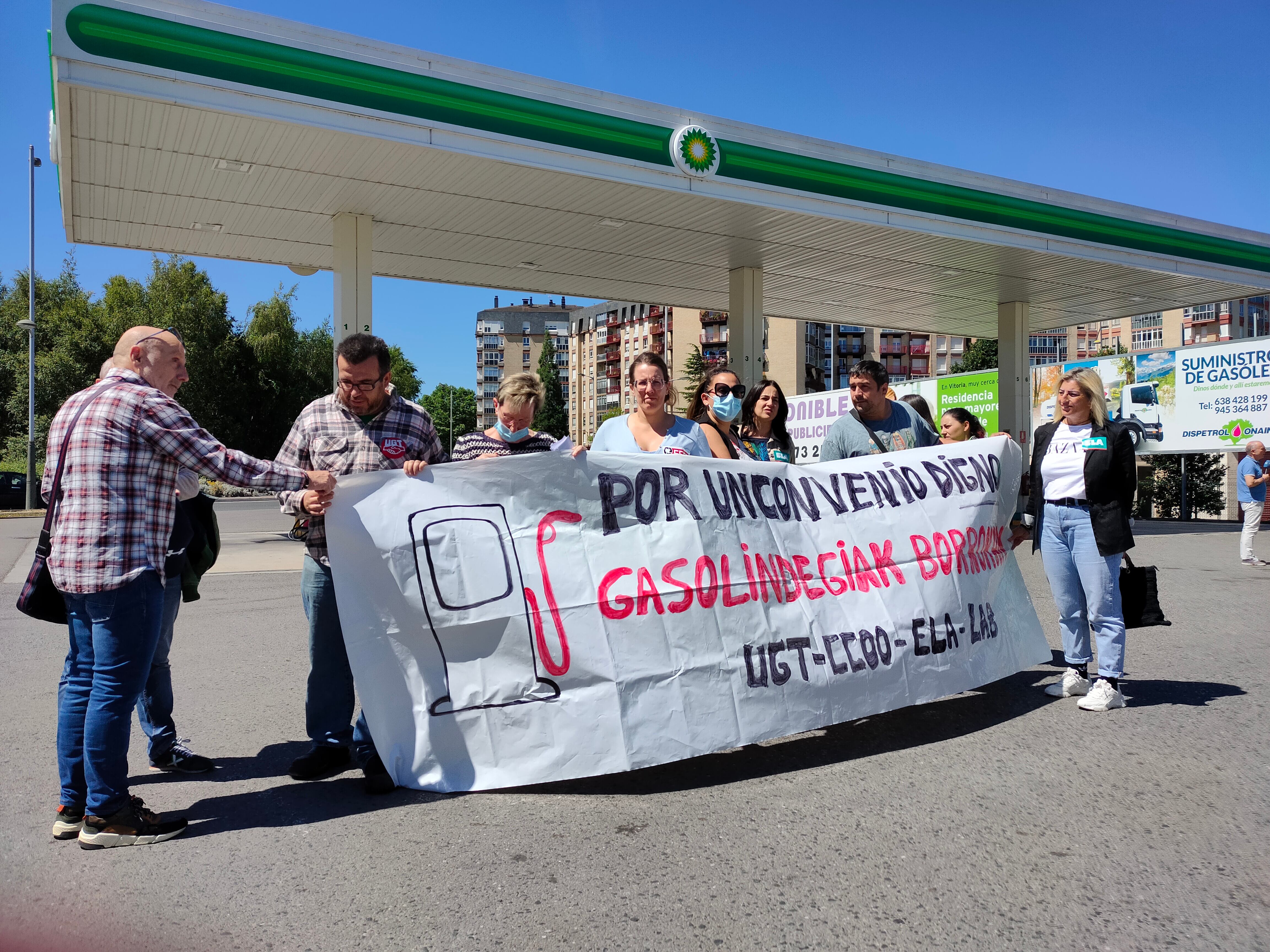 UGT, CCOO, ELA y LAB se han concentrado este viernes en la gasolinera de la Calle Madrid