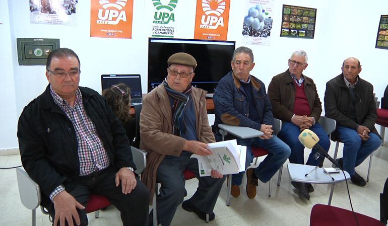 Representantes de la Plataforma en Defensa del Río Guadalquivir a su paso por Andújar