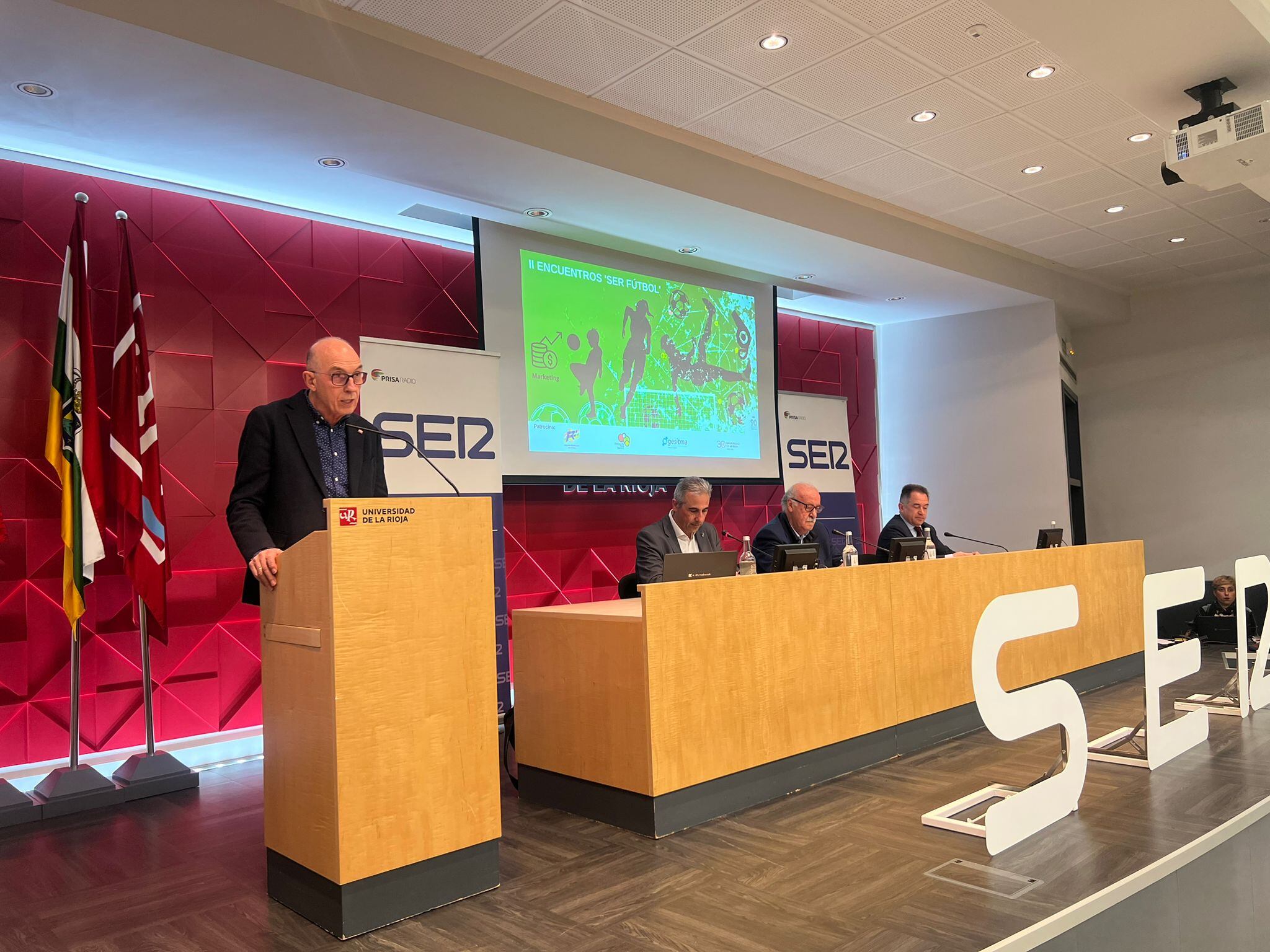 Juan Carlos Ayala, rector de la UR, en los II Encuentros SER Fútbol