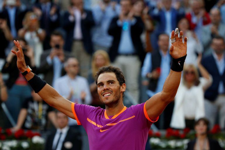 Rafael Nadal levanta los brazos tras ganar su quinto Mutua Madrid Open en la Caja Mágica tras derrotar a Dominic Thiem en la final.