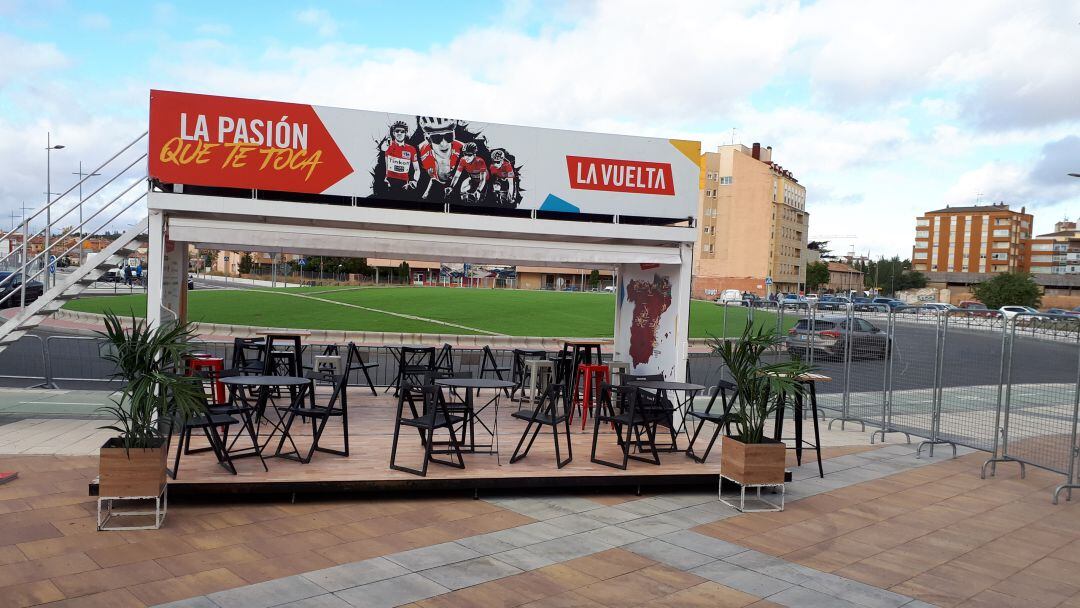 La logística y los stands de La Vuelta ya están preparados en la zona del PRAU Centro Cívico.