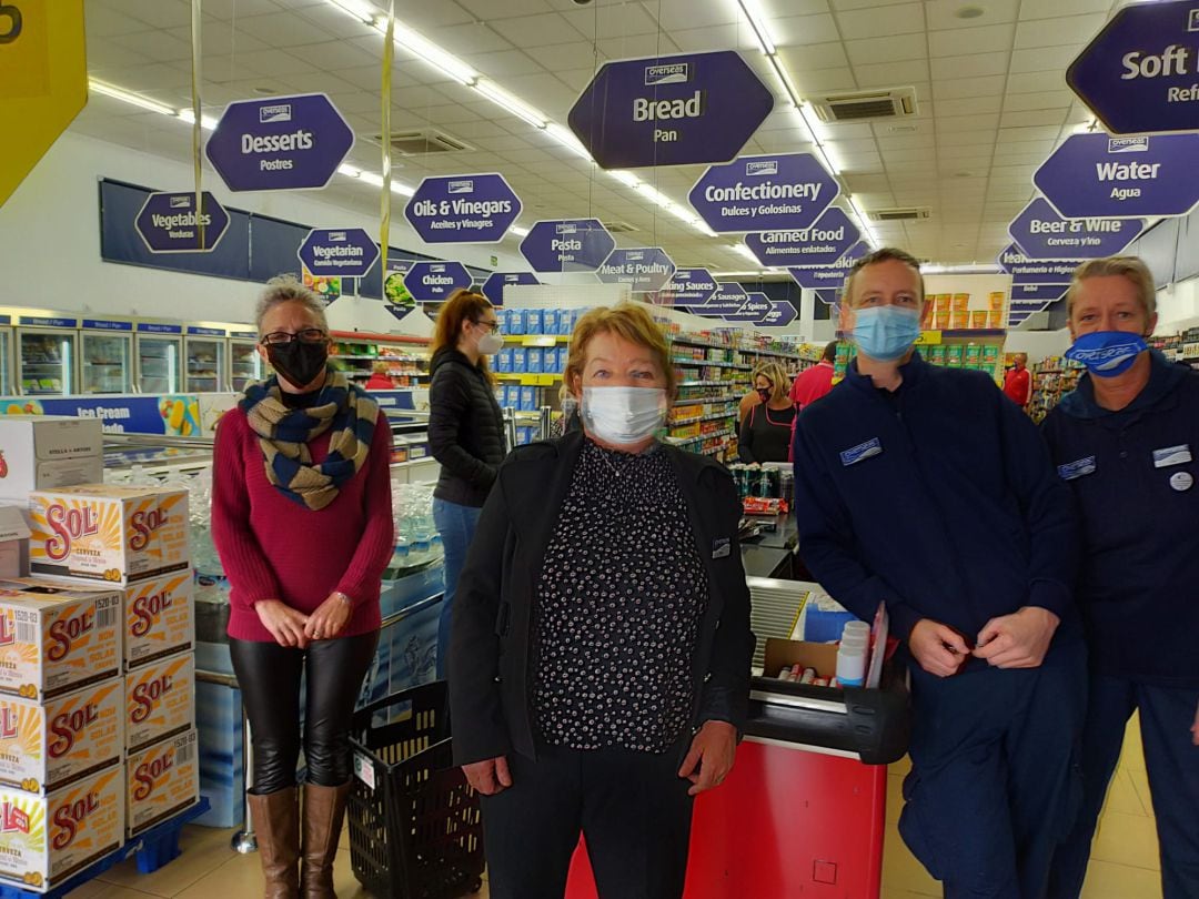 El personal de supermercado de una cadena británica lamenta el desabastecimiento de productos como el bacon o las judías inglesas tras el Brexit.