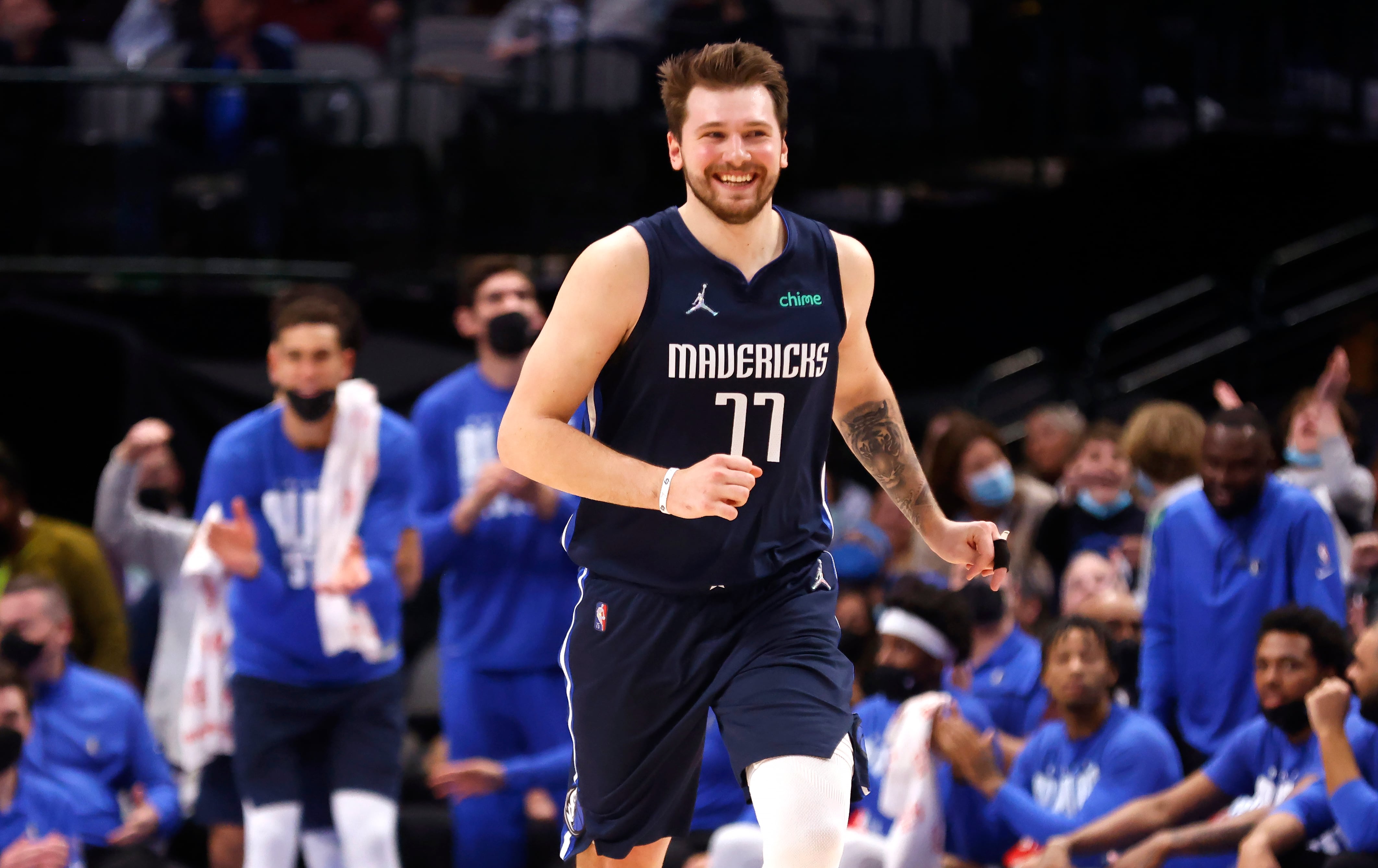 Doncic sonríe tras anotar ante Clippers