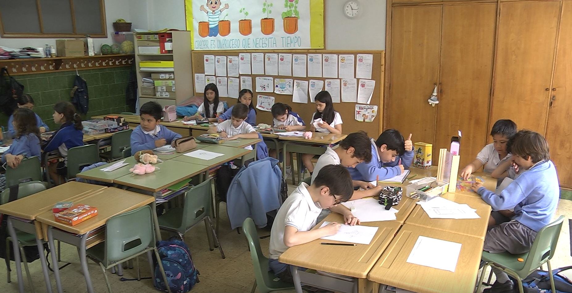 Niñas y niños en el Niño Jesús de Praga.