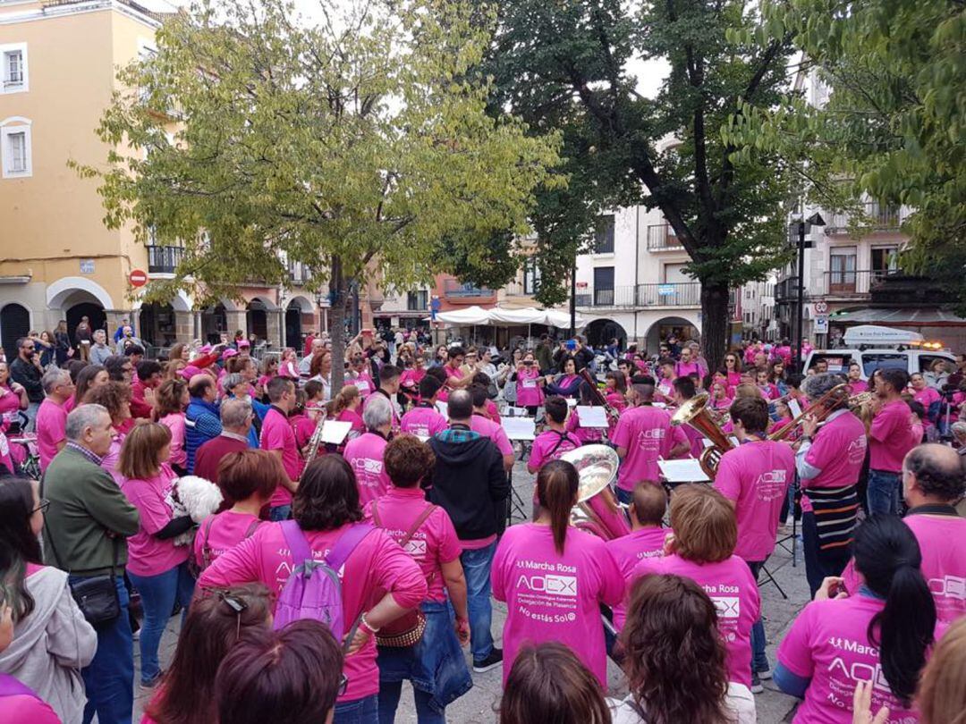 Un momento de la VI Marcha Rosa a su paso por la Plaza Mayor