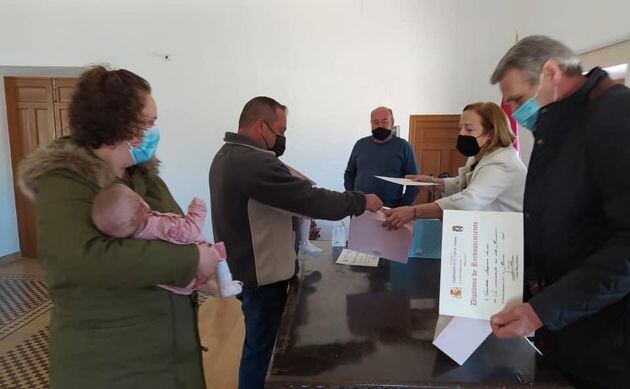 Acto de reconocimiento a los nuevos niños nacidos en Valle de Altomira celebrado el pasado mes de marzo.