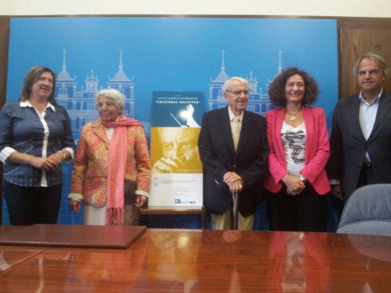 Cristóbal Halffter y su mujer, Marita, acompañados por respresentantes institucionales durante la presentación del Festival