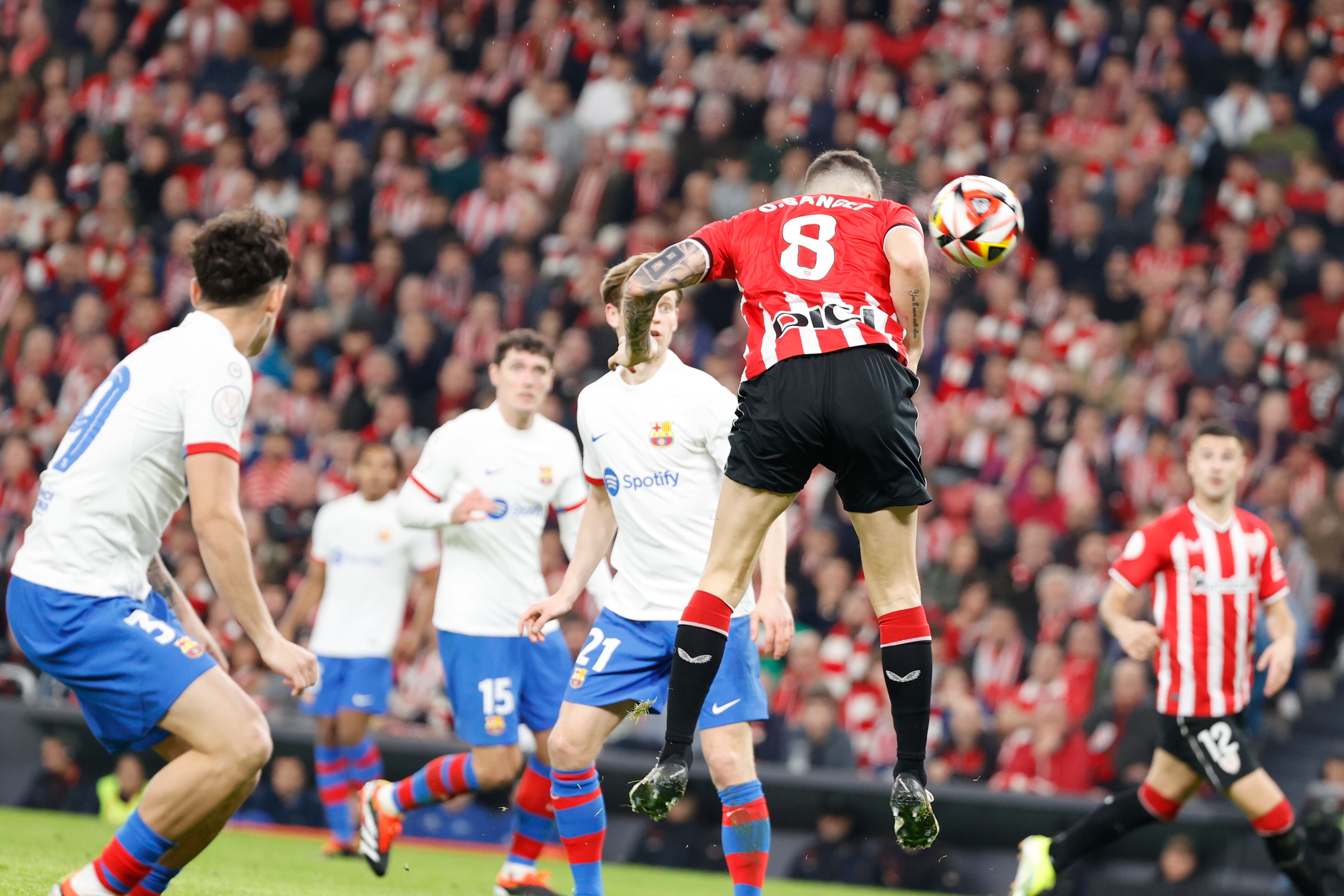 Ohian Sancet durante el partido de los cuartos de final de la Copa del Rey entre Athletic Club y FC Barcelona en el estadio de San Mamés. EFE/Luis Tejido