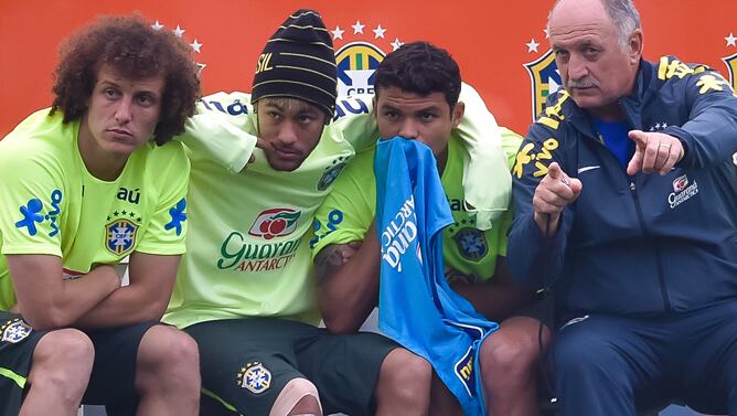 David Luiz, Neymar, Thiago Silva y Felipao Scolari conversan en un entrenamiento.