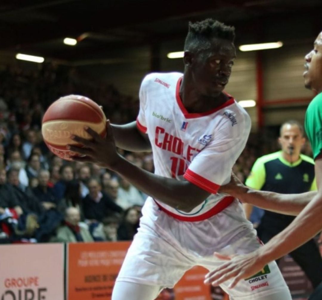 Peter Jok con el balón en su etapa en el Cholet