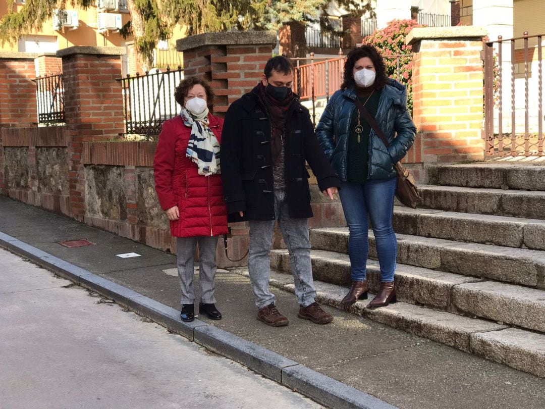 El alcalde de Castronuño señala el lugar donde se podría instalar la placa homenaje a Matías