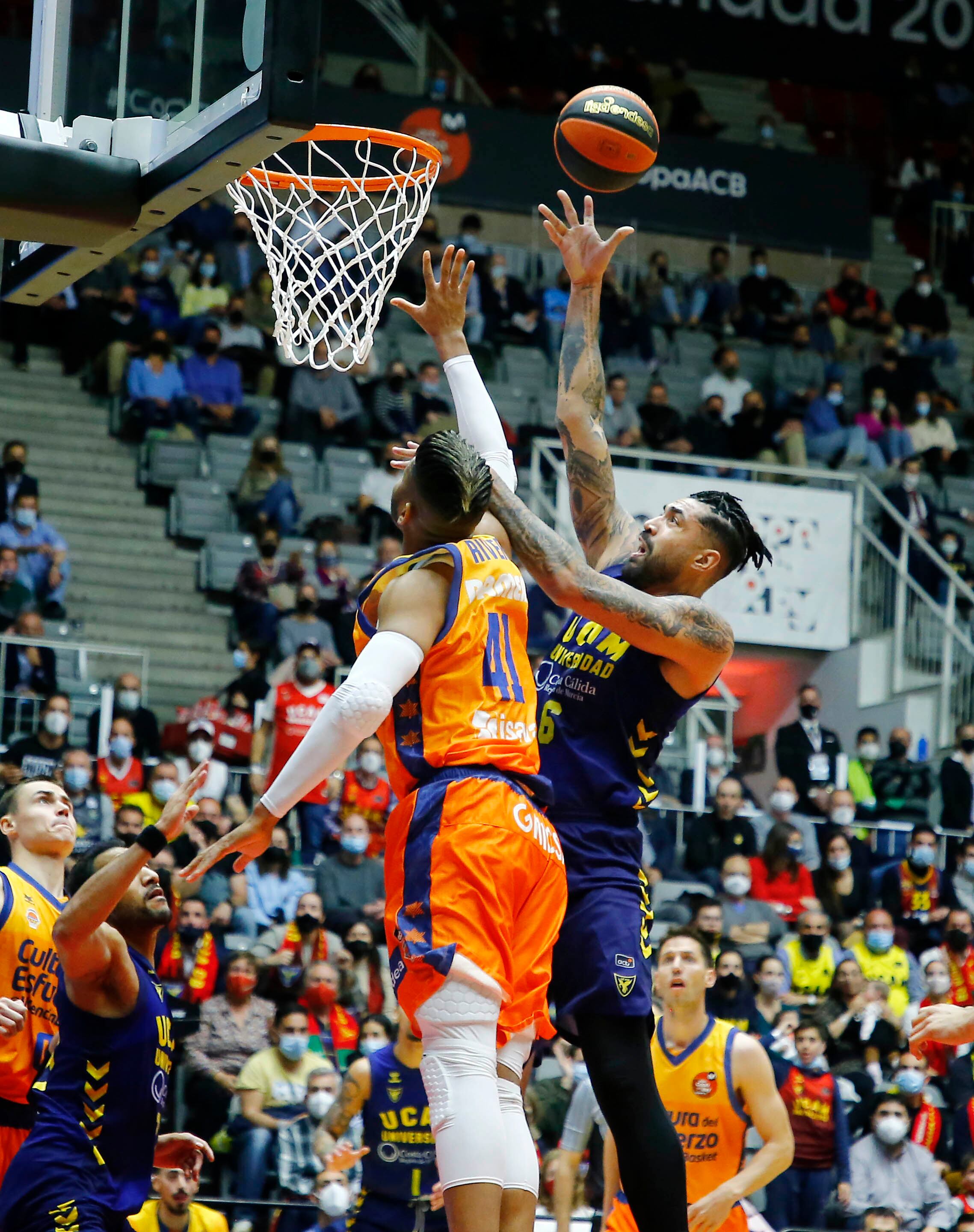 Lima pugna en el rebote