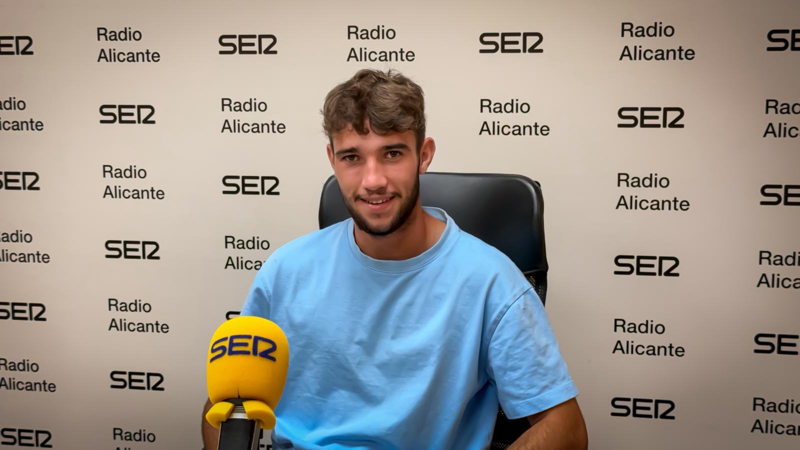 Sergio Gutiérrez 'Guti', jugador del Hércules, en los estudios de Radio Alicante