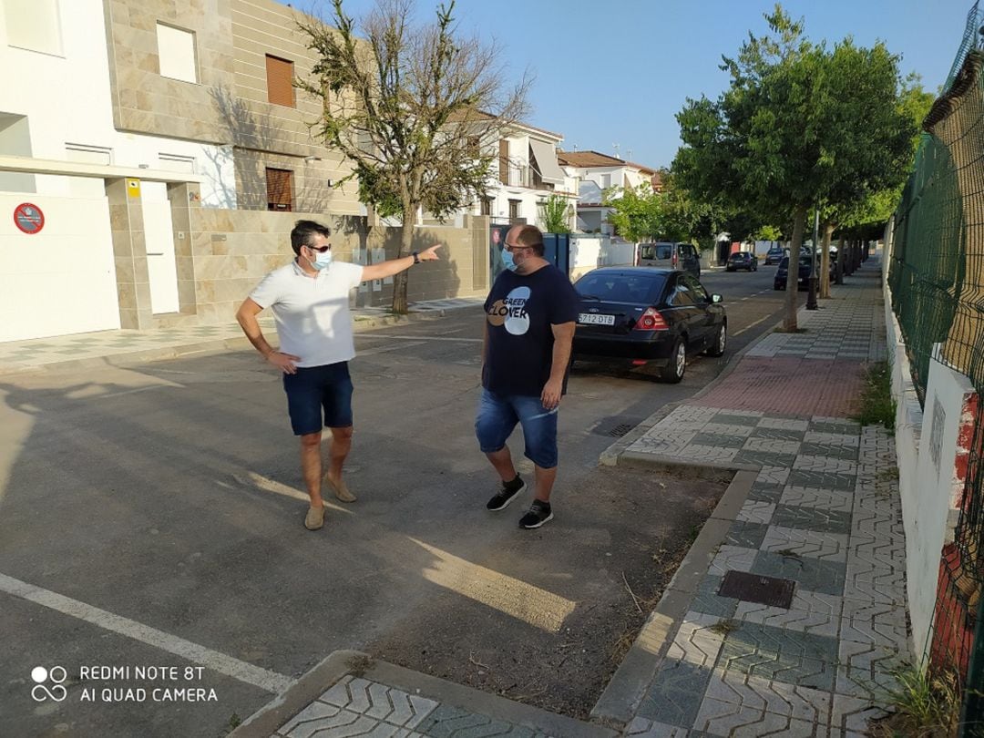 Francisco Carrillo y Juan Francisco Cazalilla, en paseo por el barrio