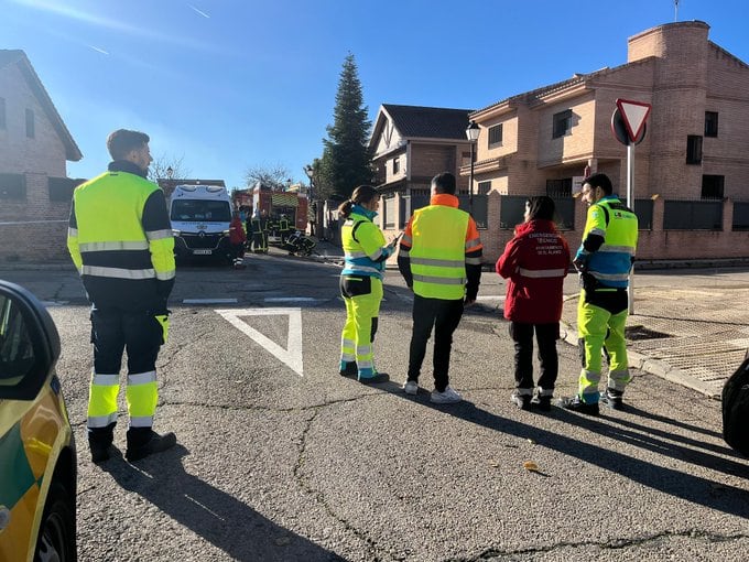 Varios trabajadores de emergencias 112 frente al chalet incendiado en Serranillos del Valle