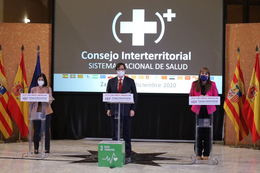 La ministra de Política Territorial y Función Pública, Carolina Darias, el ministro de Sanidad, Salvador Illa, y la consejera de Sanidad de Aragón, Sira Repollés, ofrecen una rueda de prensa tras el Consejo Interterritorial del Sistema Nacional de Salud (SNS), en Zaragoza (España), a 9 de diciembre de 2020