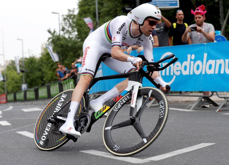 Tom Dumoulin, en la contrarreloj que ha abierto el Giro y en el que se ha vestido con el jersey de líder.