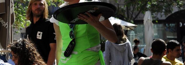 Camarera sirviendo en una terraza