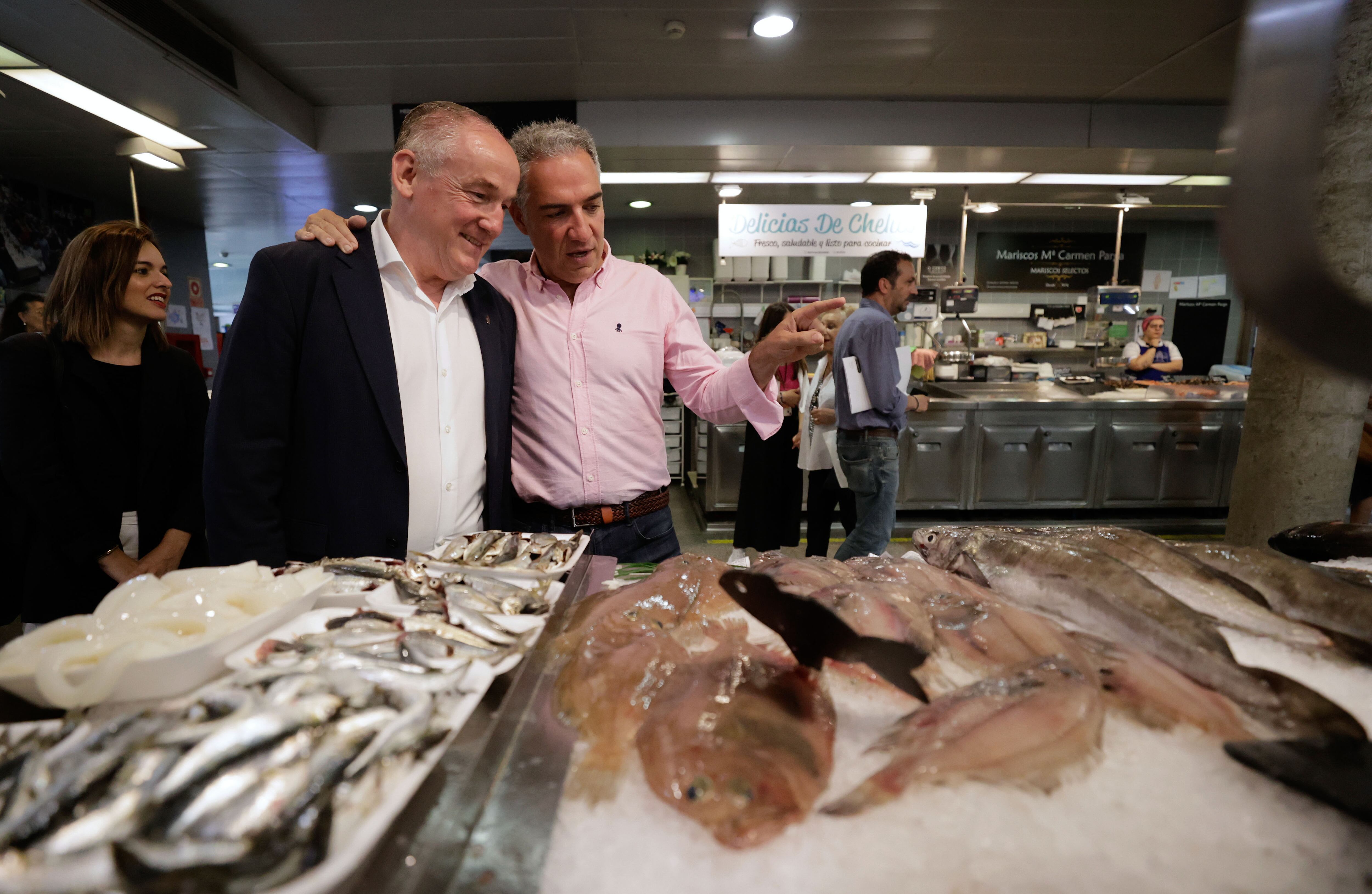 A CORUÑA, 22/06/23.- El coordinador general del PP nacional, Elías Bendodo (d), durante la visita que ha realizado este jueves al mercado de la plaza de Lugo, en A Coruña, donde ha estado acompañado por el presidente local del PP y portavoz municipal, Miguel Lorenzo (i).