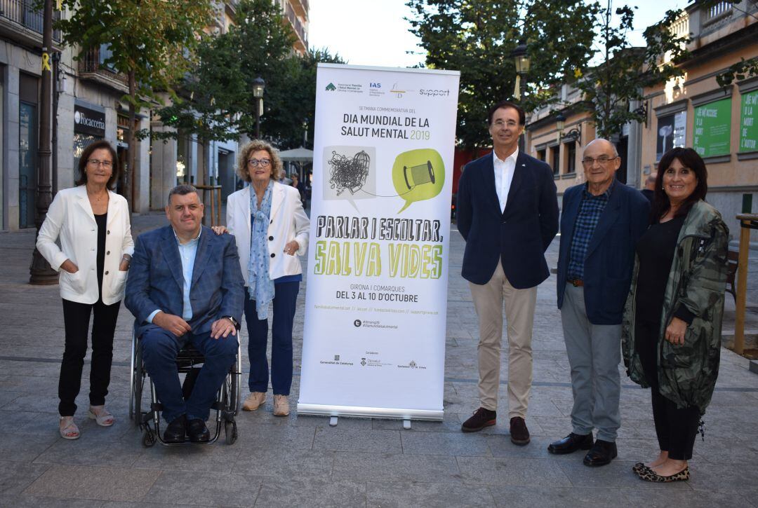 Els representants de les entitats organitzadores de la Setmana commemorativa del Dia Mundial de la Salut Mental 2019 a la rambla gironina