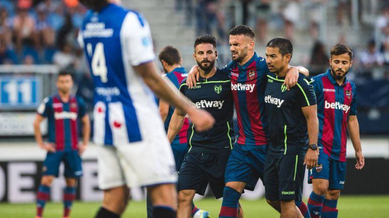 Sadiku sale del terreno de juego junto a los médicos del club