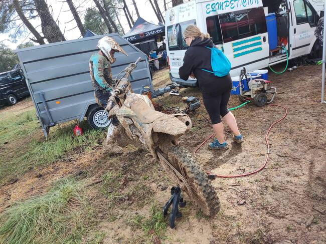 Jorge Núñez en la carpa del Jaspe Team con la moto totalmente embarrada