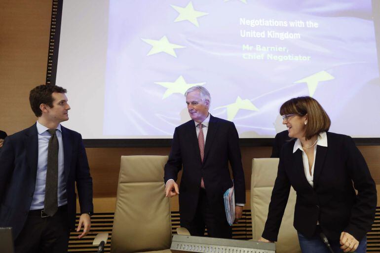 El representante de la UE en la negociación del Brexit, Michel Barnier, en el centro de la imagen.