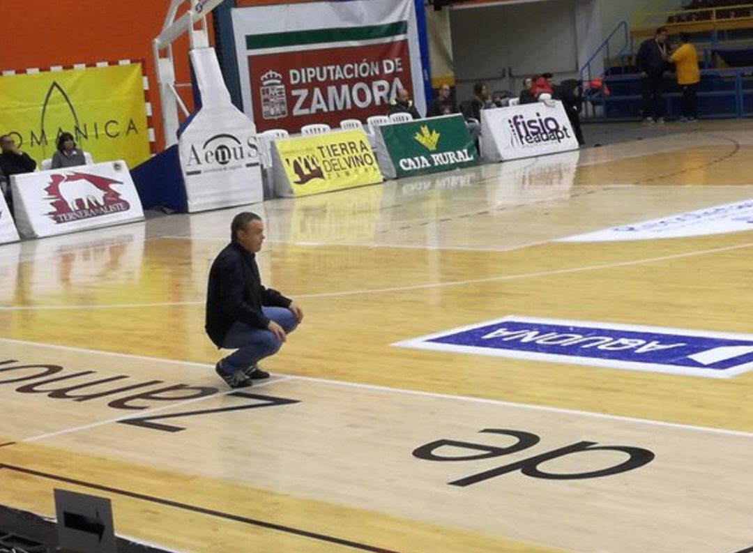 Fran García, dirigiendo su último partido con el Zamarat