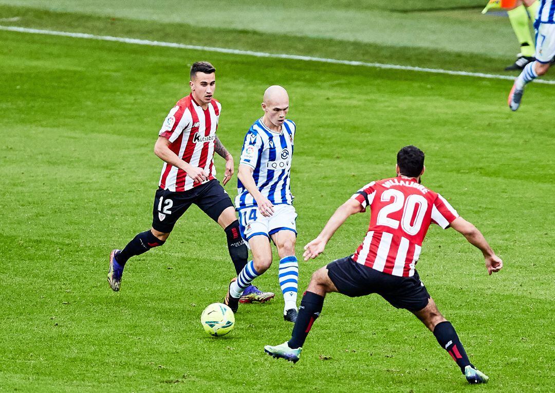 Jon Guridi conduce un balón en el derbi de San Mamés con la camiseta de la Real Sociedad.