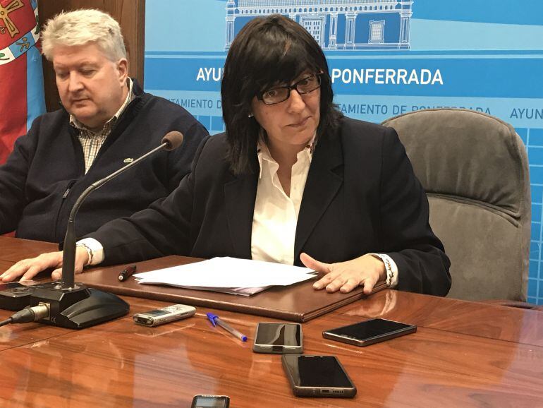 La concejala de Hacienda explica las consecuencas respaldada por el concejal Ricardo Miranda