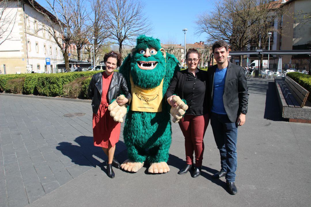 La mascota de Irrisarri Land &#039;Baxi&#039;, con responsables del departamento de Juventud del Ayuntamiento de Irun y del parque de aventuras navarro. 