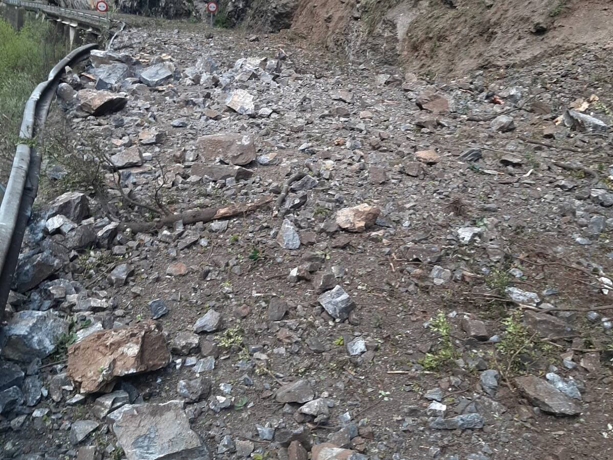Desprendimientos en el Congosto de Las Devotas obligan a cerrar la carretera durante unas horas