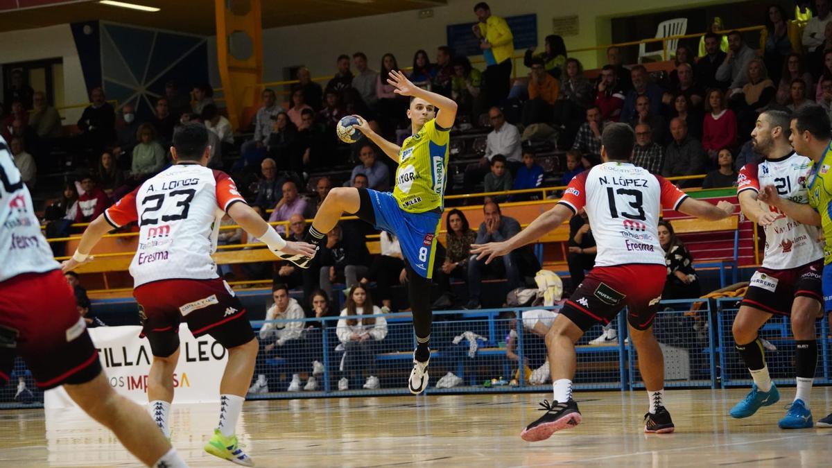 Nacho López en un partido con la camiseta del Balonmano Zamora.