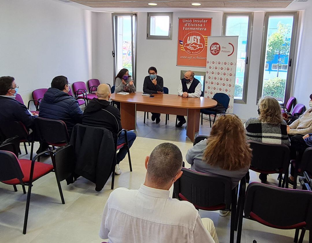 Un momento durante la reunión de Negueruela con los trabajadores de Azuline