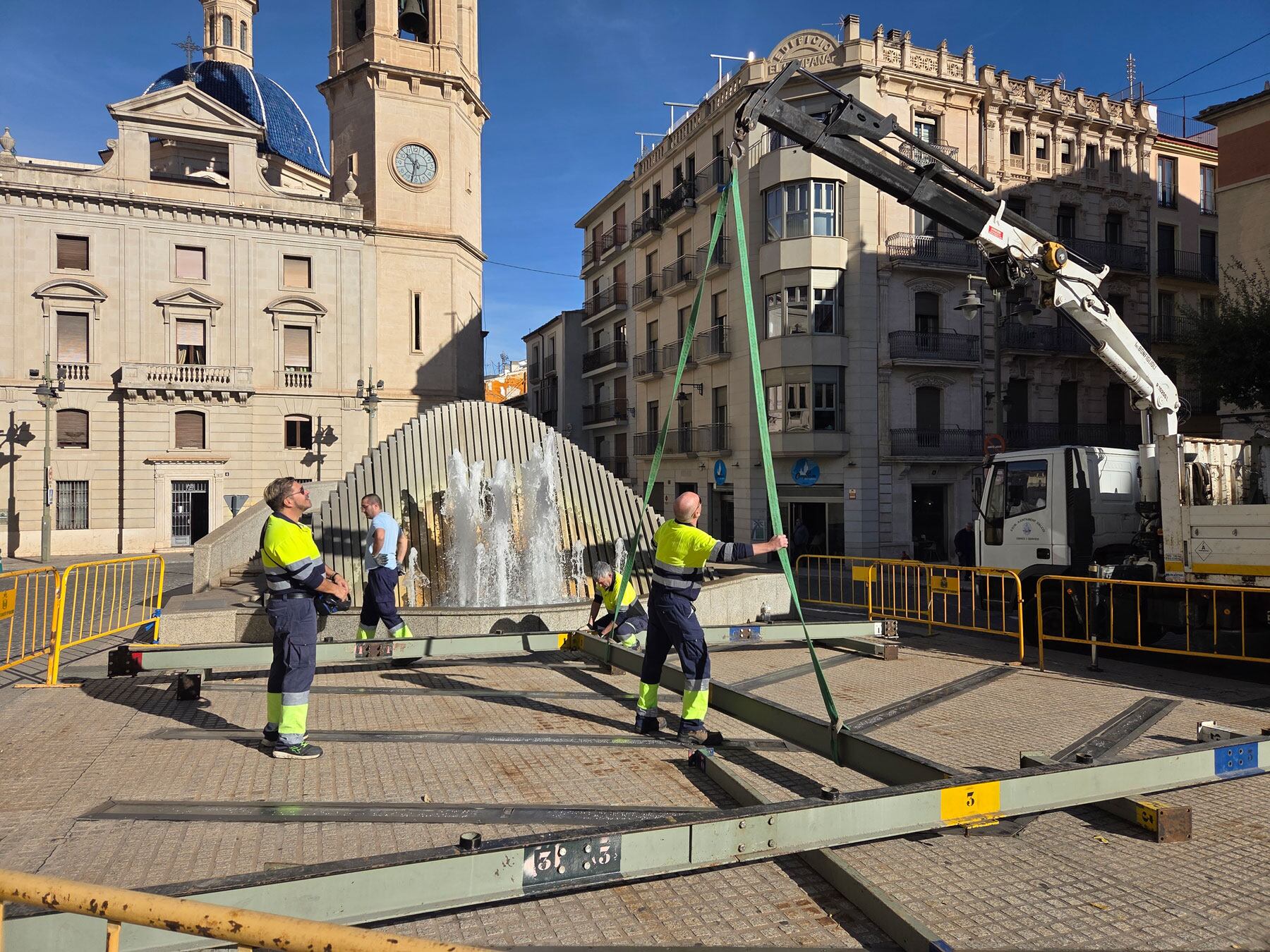 Componentes de la Brigada de Obras son los que se están encargando de realizar el montaje del Belén