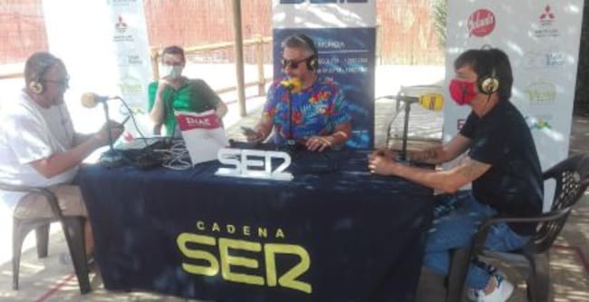 El cantante Diego Martín (mascarilla roja) ha presentado hoy su nuevo sencillo 'Lo que vino después'. Este miércoles 22 de julio actúa en la plaza de toros de Murcia