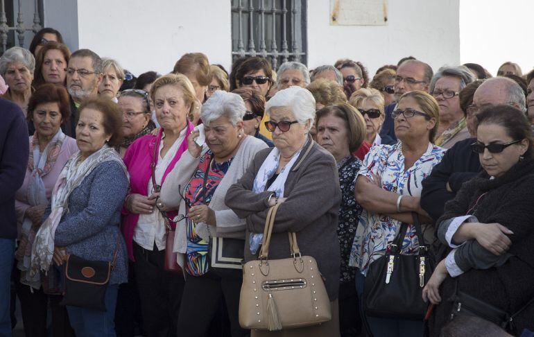 Vecinas y vecinos de Sanlúcar la Mayor (Sevilla), durante la concentración convocada ante las puertas del Ayuntamiento por el crimen.