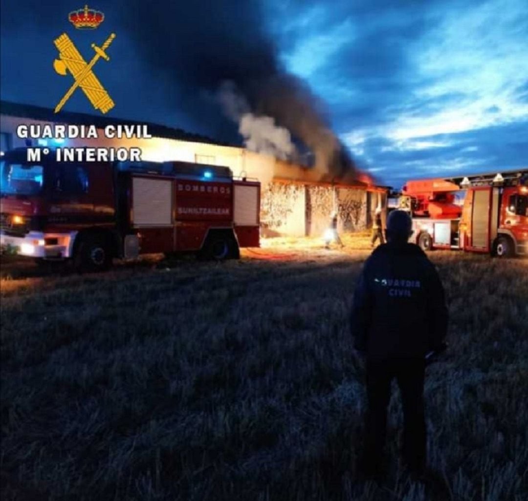 Los bomberos y la Guardia Civil en el incendio de Cintruénigo