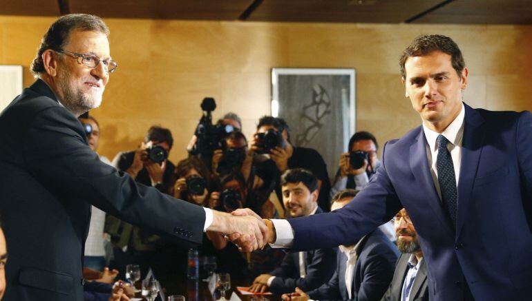 Mariano Rajoy y Albert Rivera después de firmar el pacto el 28 de agosto de 2016.