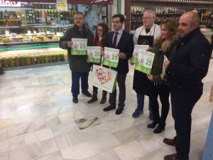 El alcalde de Albacete, Javier Cuenca, con una de las bolsas de la campaña